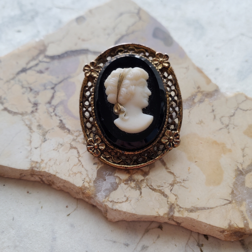 Vintage Mid-century Cameo Brooch Pin